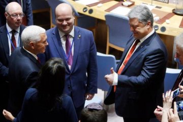Порошенко и Пенс сбежали от Лаврова 