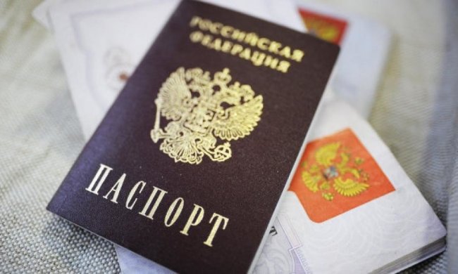 Паспорти із тимчасовою пропискою вилучають в окупованому Криму
