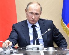 Трамп "привітав" Путіна з Днем Перемоги новими санкціями