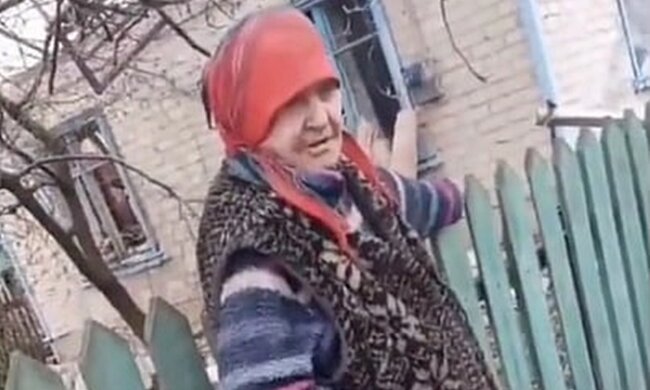 Слепая старушка в разрушенном доме, скриншот из видео