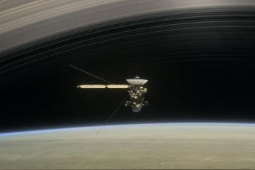 NASA показало впечатляющие фото облаков на Титане
