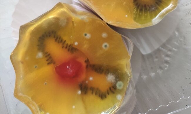 Тістечко з цвіллю, фото з Telegram-каналу "Чорний список"