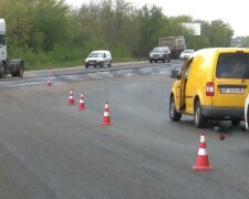 Під Запоріжжям дорога до популярного курорту перетворилася в смугу перешкод, витримає не кожен