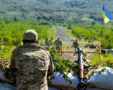 "Над другими издевались, ломали пальцы, били и через четыре месяца отпустили. А мой сын 4 года находится в плену", - отец украинского героя довел пользователей до слез
