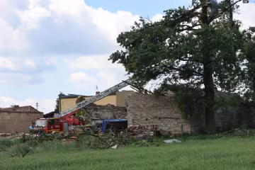 Наслідки смерчу в селі Бальцажовіце: пошкоджені будинки, зірвані дахи