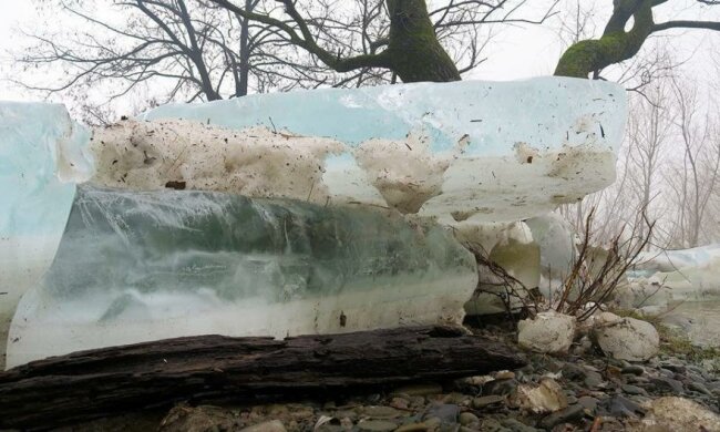 Мережу шокували знімки закарпатського льодоходу
