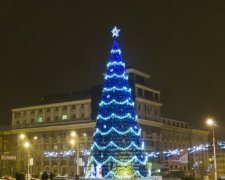 Окупанти прикрасили Донецьк краденими гірляндами (фото)