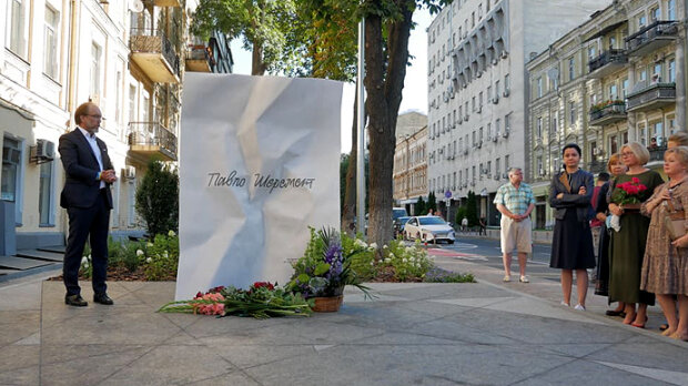 В Киеве установили мемориал памяти Шеремета - на месте убийства журналиста выросла "гора" цветов