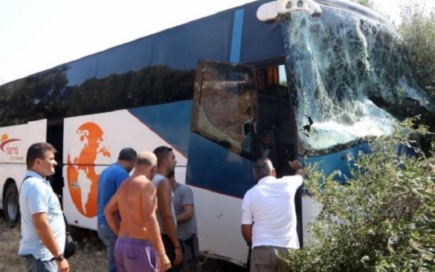 Туристический автобус сорвался с моста в Греции: есть жертвы