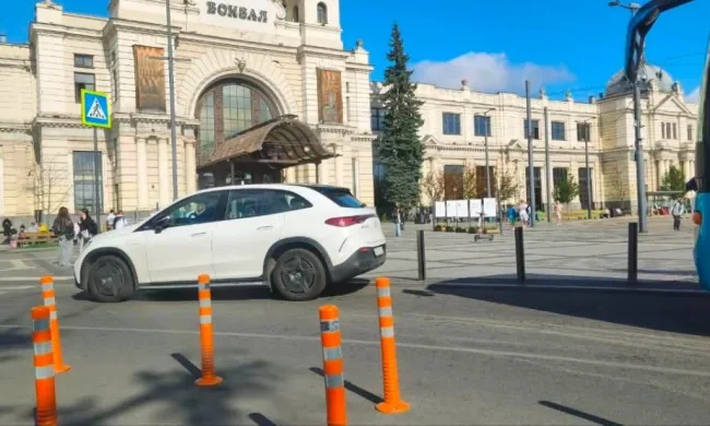 Перекрытые столбиками проезды на площади Дворцовой во Львове