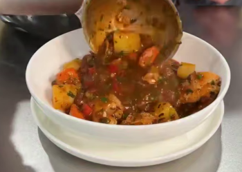 Куряче рагу з овочами, кадр з відео