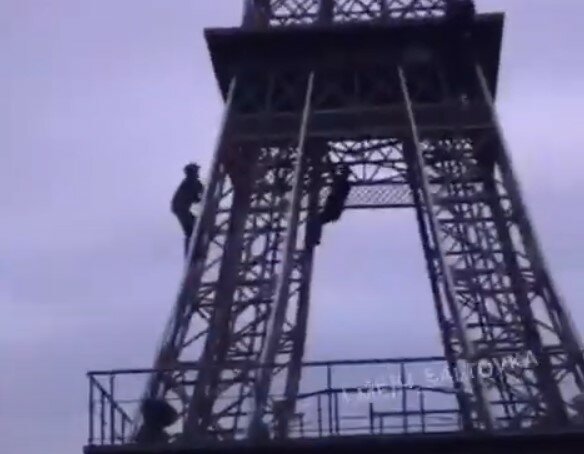У Харкові малолітки видерлися на "Ейфелеву вежу", очевидці зойкнули - могли "побачити Париж і померти"