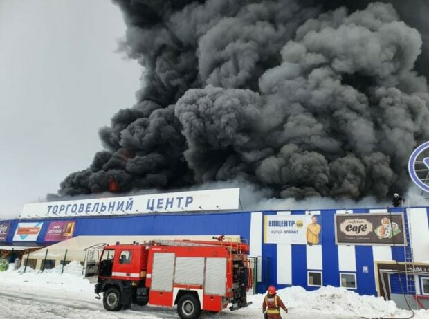 В "Епіцентрі" спалахнула масштабна пожежа: все приміщення у вогні, рятувальники в пошуку постраждалих