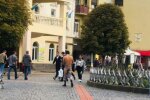 Мешканець Мукачева похвалився перехожим костюмом Адама: "Проводжаємо останні теплі деньки"