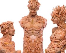 Мастерица превратила детских кукол в человеческие скульптуры