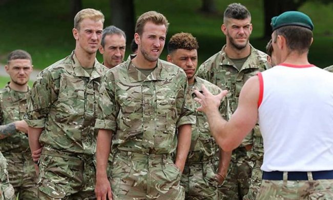 Тепер ти в армії: Збірна Англії провела тренування з морськими піхотинцями