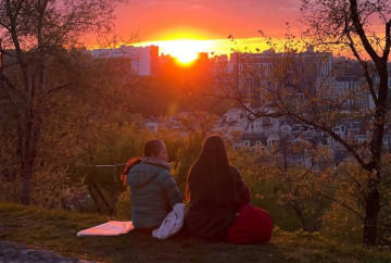 Українці, захід сонця, фото з тг-каналу "Де відпочити Київ?🌸"