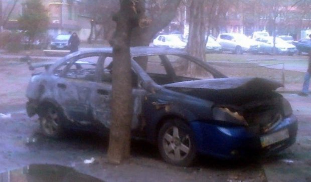 Ночью в Киеве подожгли автомобиль (фото)