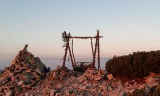 У Карпатах на вершині гори з'явилася диво-гойдалка, дух захоплює — 2000 метрів над землею