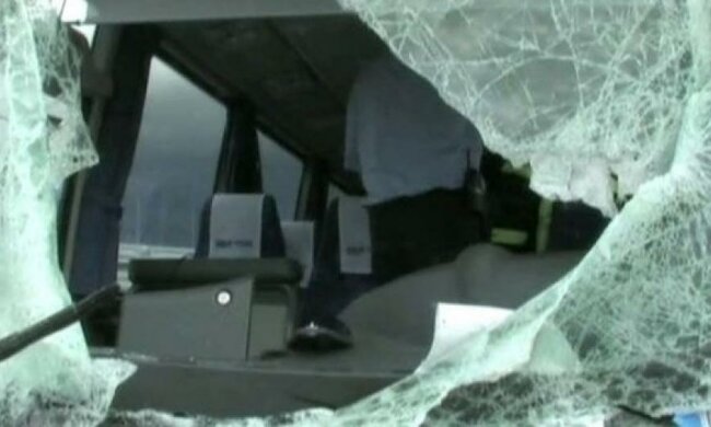 Автобус з кримськими туристами злетів у кювет