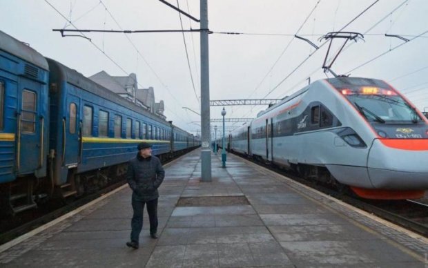 Уже страшно: Укрзалізниця доб'є пасажирів "гарячою їжею"
