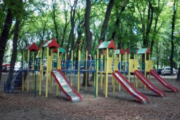 Среди белого дня: неадекватная киевлянка стреляла на детской площадке