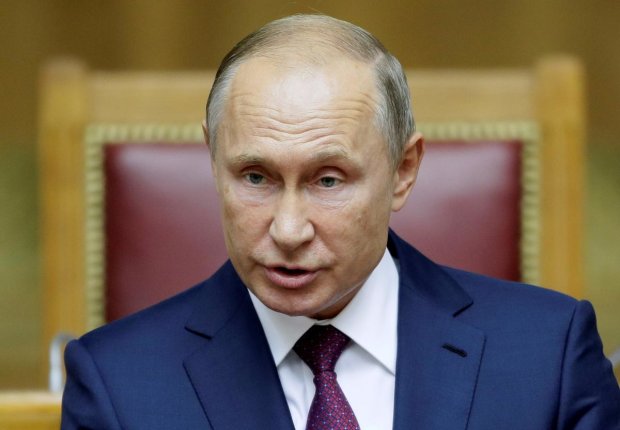 Путин шедеврально опозорился на кладбище: с праздником