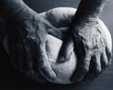 Хлеб кажется деликатесом: в Украину возвращаются голодные 90-е и это не шутки