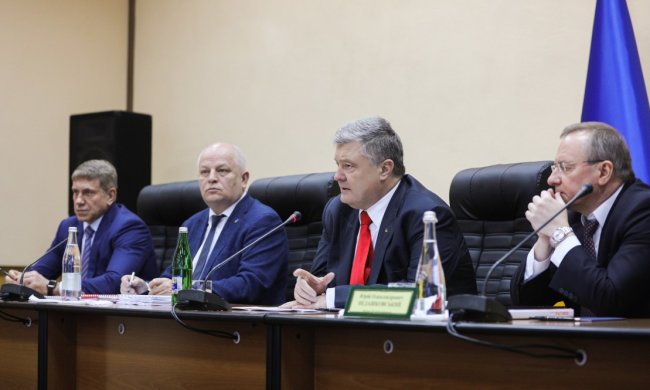 "Короля делает свита, так и хочется фейсом об тейбл": команда Порошенко напугала украинцев, посмотрите на эти лица
