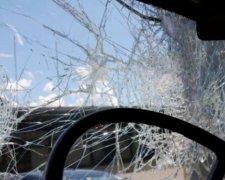 Бабці розбили камінням автівку недосвідченої водійки