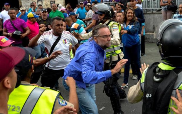 Неадекватный венесуэлец протаранил толпу митингующих