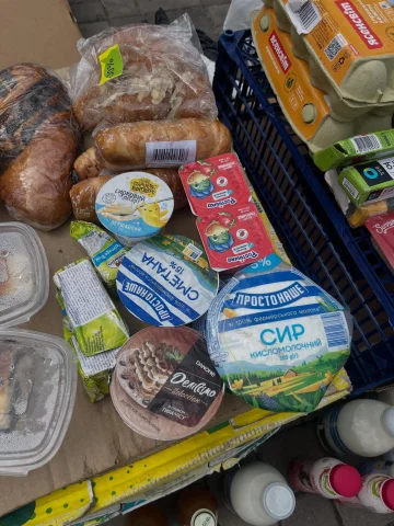Просроченные молочные продукты возле метро Левобережная в Киеве