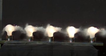 Блогер показал в замедленной съемке, как пуля пробивает лампочки  
