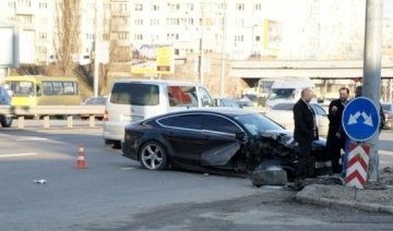 Audi протаранила столб в Киеве: есть пострадавшие