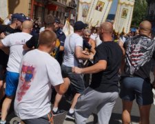 Польские титушки угрожают уничтожить "бандеровские могилы"