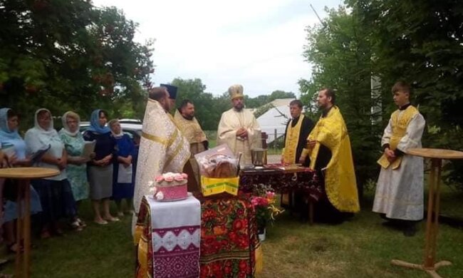 На Хмельниччині парафіяни змусили московського попа перейти в ПЦУ: "Бог заговорив українською!"
