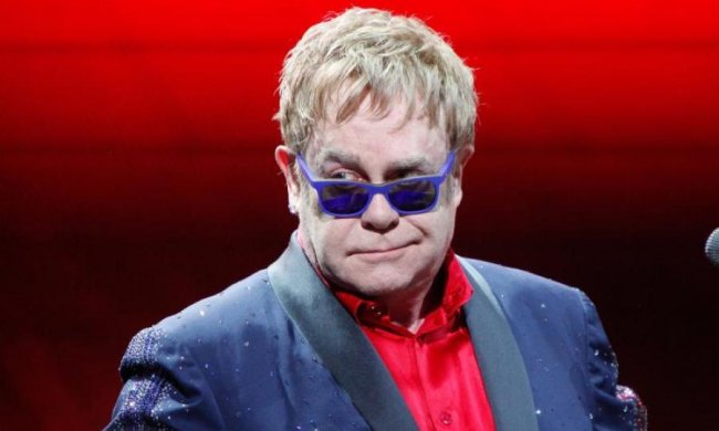 Елтон Джон отримав по зубах: відео