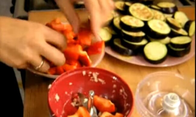 Гостра приправа з баклажанів підійде до м'яса та макаронів - запасайтеся літнім теплом на холодну пору