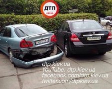 Дівчина, протаранивши три авто, збила матір з дитиною