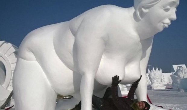 Литовские скульпторы удивили формами снежной "бабы" (фото)