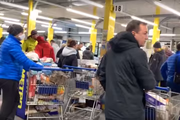 очереди в магазинах, скриншот из видео