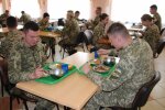 Курсантам академії СБУ вигадали спеціальну дієту: годують кашею із свіжими хробаками
