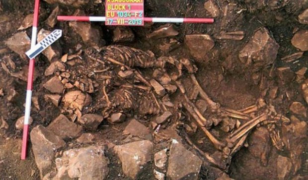 Ученые расскрыли тайны древнейшей могилы влюбленных (фото)