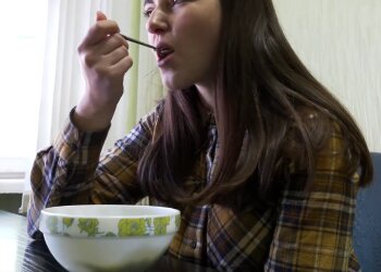 Прием еды. Фото: скрин youtube