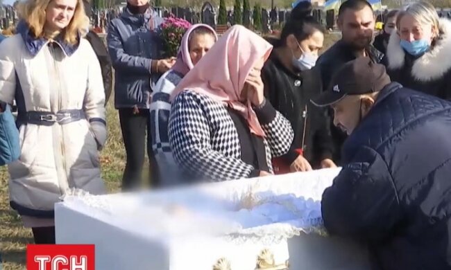 На Хмельнитчине похоронили 4-летнюю девочку, которую замучила мать, скриншот