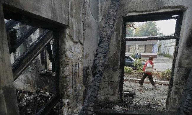 10 домов уничтожено за одну ночь: боевики безжалостно обстреливают села Луганщины