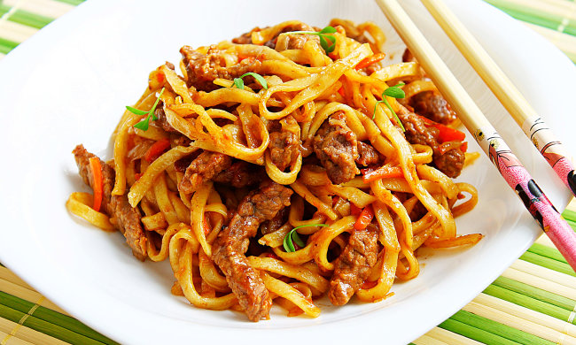 Локшина з м'ясом: відмінний рецепт на всі випадки життя