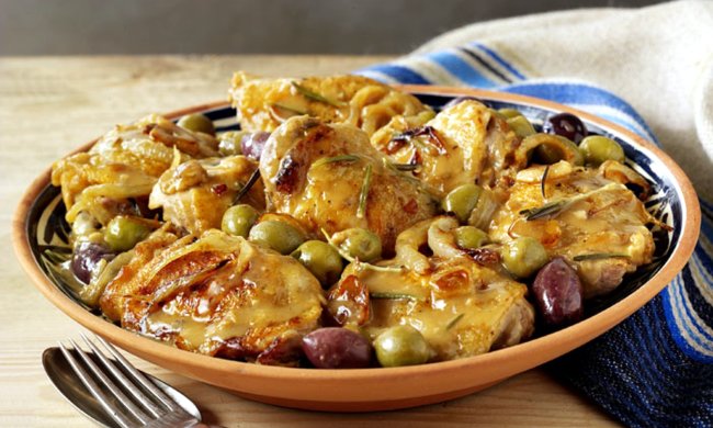 Пікантний рецепт тушкованої курки з фенхелем і оливками