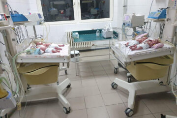На Закарпатті матуся народила "щасливий комплект" янголят, лікарі оніміли: "Четверо!"