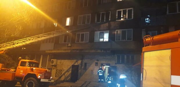 В Киеве влюбленная пара сгорела заживо в квартире, "заколоченной" на карантин